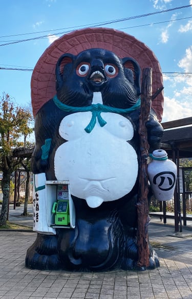 信楽駅前大たぬき衣替え | ほっとする信楽 信楽町観光協会