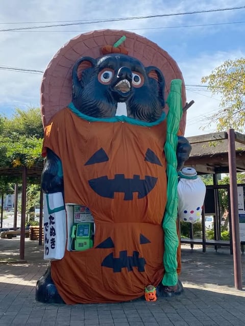 信楽駅前大たぬき衣替え | ほっとする信楽 信楽町観光協会