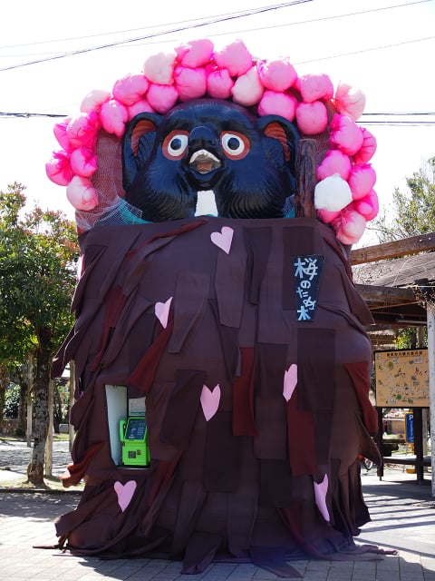 信楽駅前大たぬき衣替え | ほっとする信楽 信楽町観光協会